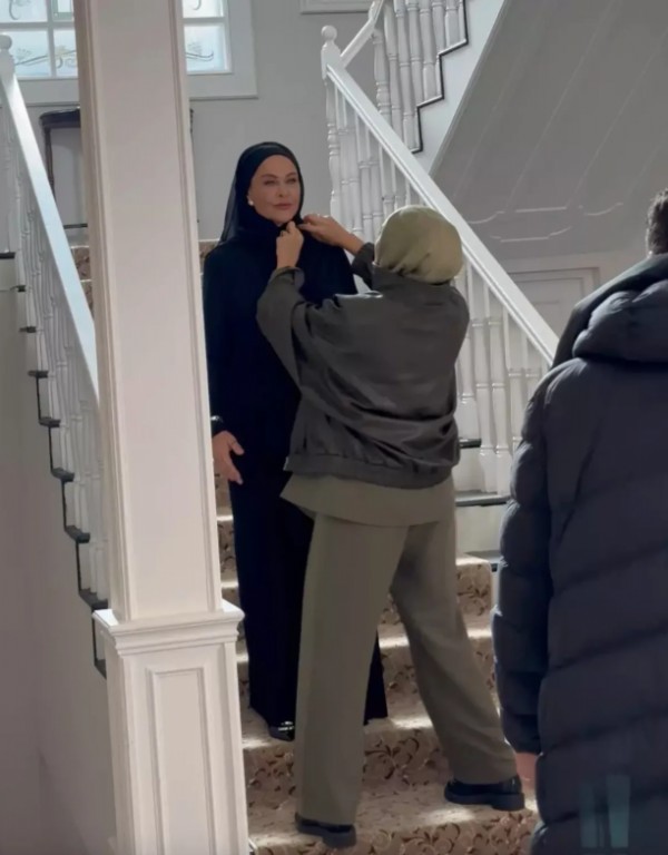 Hülya Avşar yeni rolü için başörtüsü taktı!